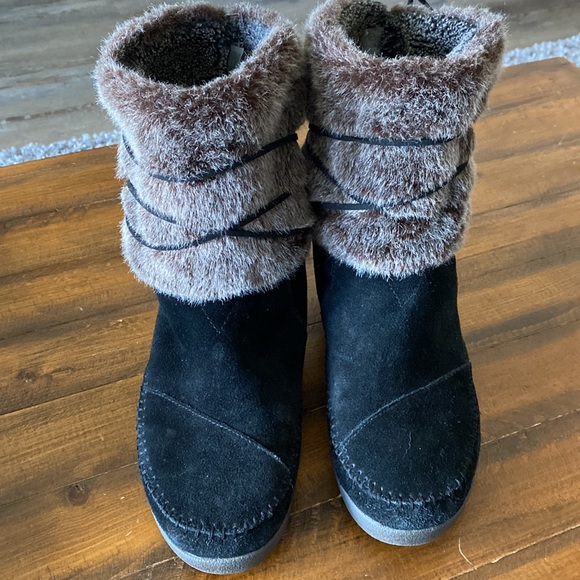 Tom’s winter boots - Picture 2 of 5